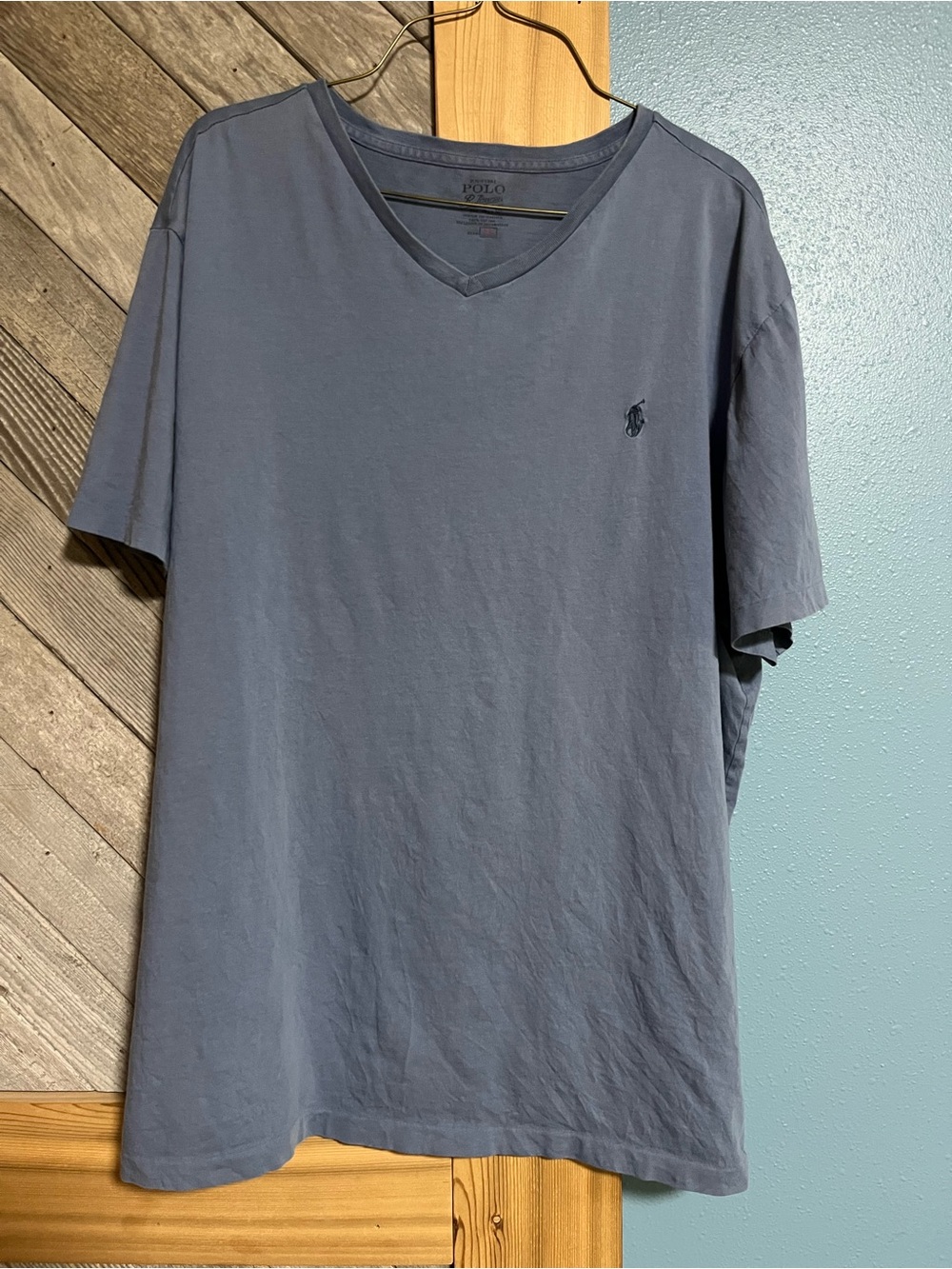 Polo by Ralph Lauren Men's V‑Neck Tee in Dusty Blue. 100% cotton🤍
